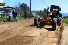 Trabajo municipal permite mejorar caminos de la Comunidad Los Tebos